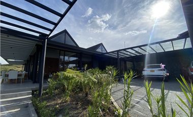 CASA MODERNA EN PARCELACIÓN EL RETIRO SMG