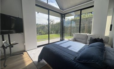 CASA MODERNA EN PARCELACIÓN EL RETIRO SMG