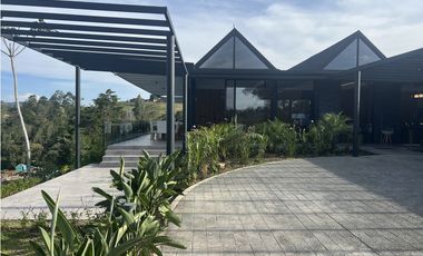 CASA MODERNA EN PARCELACIÓN EL RETIRO SMG