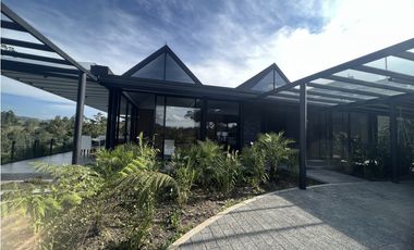 CASA MODERNA EN PARCELACIÓN EL RETIRO SMG