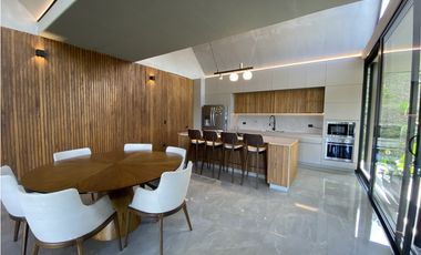 CASA MODERNA EN PARCELACIÓN EL RETIRO SMG