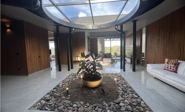 CASA MODERNA EN PARCELACIÓN EL RETIRO SMG