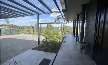 CASA MODERNA EN PARCELACIÓN EL RETIRO SMG