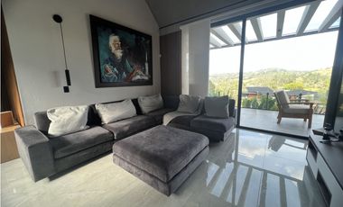 CASA MODERNA EN PARCELACIÓN EL RETIRO SMG