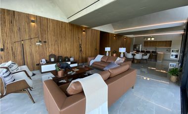 CASA MODERNA EN PARCELACIÓN EL RETIRO SMG