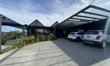 CASA MODERNA EN PARCELACIÓN EL RETIRO SMG