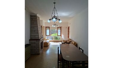 MOGOTES ; CHALET AMPLIO DE EXCELENTE CONSTRUCCION.-