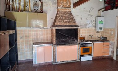 MOGOTES ; CHALET AMPLIO DE EXCELENTE CONSTRUCCION.-