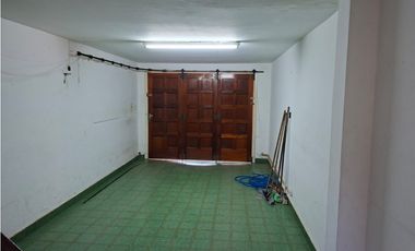 MOGOTES ; CHALET AMPLIO DE EXCELENTE CONSTRUCCION.-