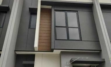 249. Disewakan Rumah 2 Lantai di Summarecon Crown Gading Regia Bekasi