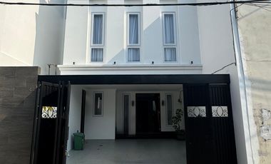 Rumah di jalan gaharu Cipete - lokasi strategis