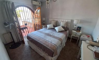 Casa en Lomas de Zamora este sobre lote de 338 2 totales con departamento de 3 amb independiente