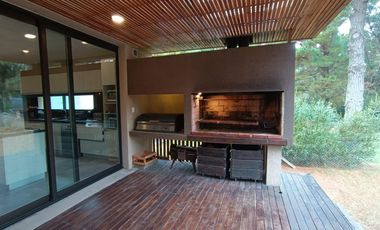 Casa en venta - 5 Dormitorios 4 Baños - Pinamar