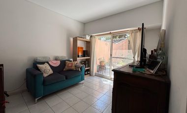 DEPARTAMENTO 2 AMBIENTES CON AMPLIO JARDÍN