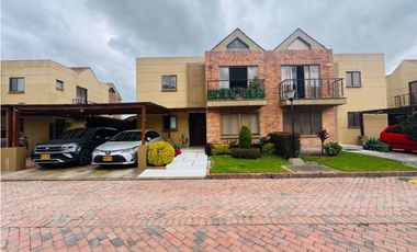 Vendo Hermosa casa de dos niveles sector Valvanera en Chia.