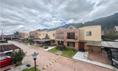 Vendo Hermosa casa de dos niveles sector Valvanera en Chia.