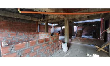 Se vende edificio en obra gris con gran proyección en La Floresta