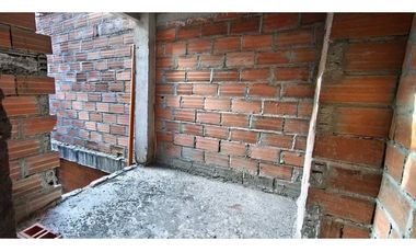 Se vende edificio en obra gris con gran proyección en La Floresta