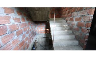 Se vende edificio en obra gris con gran proyección en La Floresta