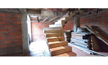 Se vende edificio en obra gris con gran proyección en La Floresta