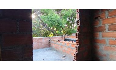 Se vende edificio en obra gris con gran proyección en La Floresta