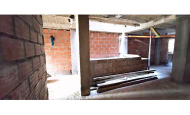 Se vende edificio en obra gris con gran proyección en La Floresta