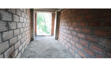 Se vende edificio en obra gris con gran proyección en La Floresta