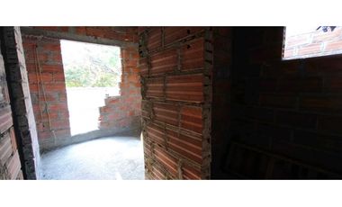 Se vende edificio en obra gris con gran proyección en La Floresta