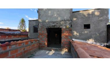 Se vende edificio en obra gris con gran proyección en La Floresta