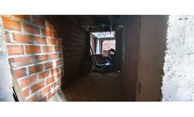 Se vende edificio en obra gris con gran proyección en La Floresta