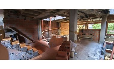 Se vende edificio en obra gris con gran proyección en La Floresta