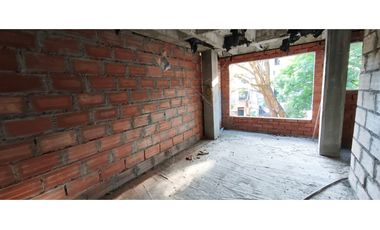 Se vende edificio en obra gris con gran proyección en La Floresta