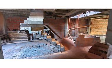 Se vende edificio en obra gris con gran proyección en La Floresta