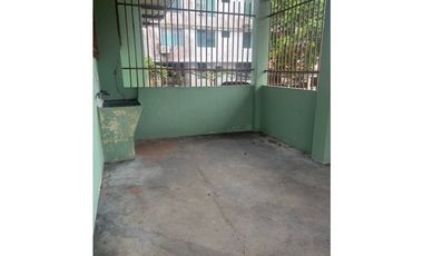 VENDO CASA CON AMPLIO PATIO ATRAS  EN CARRASQUILLA