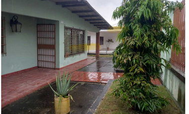 VENDO CASA CON AMPLIO PATIO ATRAS  EN CARRASQUILLA