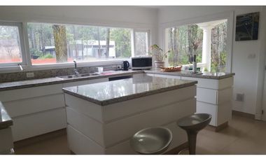 HERMOSA CASA EN CARILO CON PISCINA CLIMATIZADA