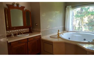 HERMOSA CASA EN CARILO CON PISCINA CLIMATIZADA