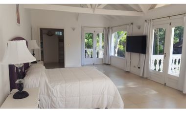 HERMOSA CASA EN CARILO CON PISCINA CLIMATIZADA