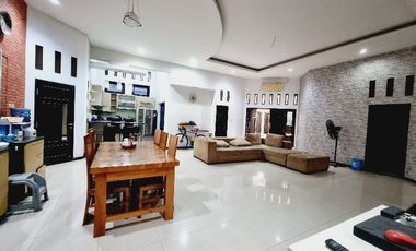 Rumah Megah Tanah Luas Tengah Kota Sumber Solo
