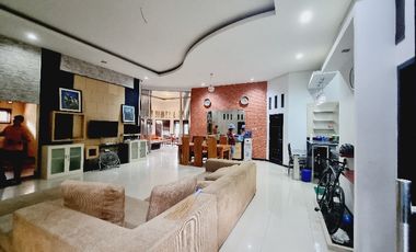 Rumah Megah Tanah Luas Tengah Kota Sumber Solo