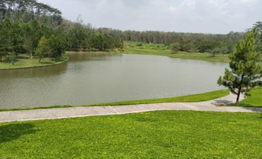 Rumah dengan danau di halaman belakang, serasa milik sendiri