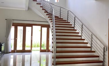 Disewa Rumah Full Furnished Kawasan Eksklusif di Taman Palagan Asri 3