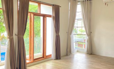 Disewa Rumah Full Furnished Kawasan Eksklusif di Taman Palagan Asri 3