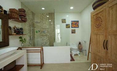 FREEHOLD COLONIAL-STYLE 6-BEDROOM VILLA WITH RICE FIELD VIEW - KABA-KABA