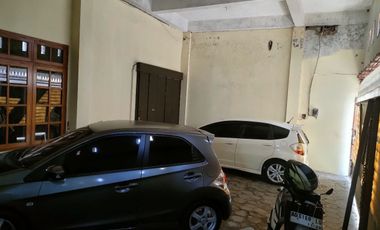 Rumah 2 Lt Bagus Terawat Strategis di Solo