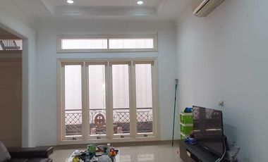 Disewakan Rumah 3 Lantai di PIK 1 Manyar – Lokasi Strategis - Rp185 Jt