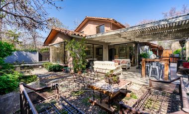 Luminosa casa en condominio