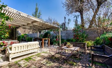 Luminosa casa en condominio