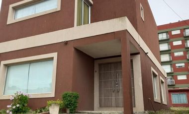 Casa en venta - 5 dormitorios 4 baños - cochera y depto - 400 mts2 - San Clemente Del Tuyú