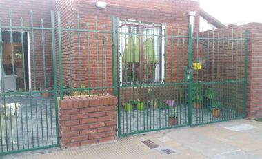 Casa en venta - 2 dormitorios 2 baños - patio - 430 mts2 - Necochea